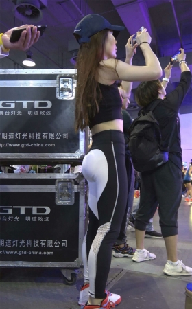黑白紧身弹力裤鸭舌帽美女美腿