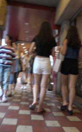 性感美腿白短热裤街拍美女姐姐