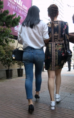 紧身牛仔裤白衬衫知性女神姐姐