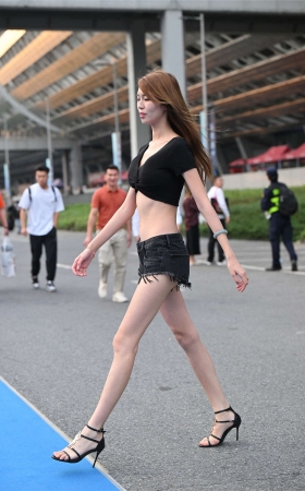 高挑牛仔短裤