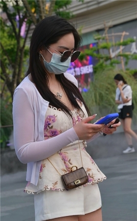 墨镜美女
