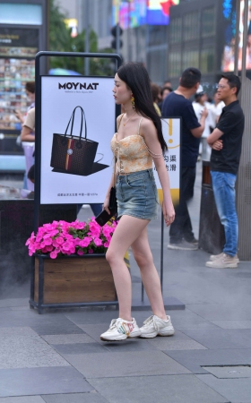 匆匆而过的短裙MM [21P]