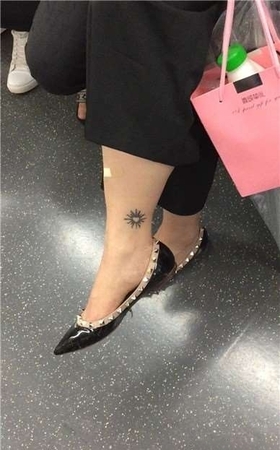 地铁拍摄脚上有刺青的熟女