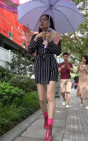 白皙美腿条纹衣服美女