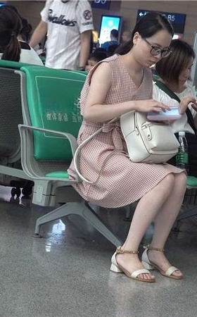 连衣裙凉高干净美足眼镜妹 [1.56 GB/avi]