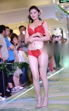 红色蕾丝内衣秀 [18P]