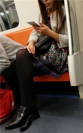 4K-地铁上的漂亮美颜街拍黑丝美女