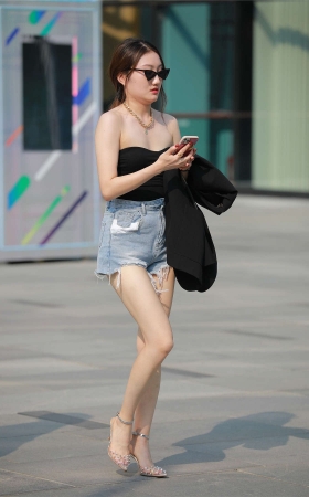 四九城嘎子街拍作品 – 热裤长腿白嫩小姐姐