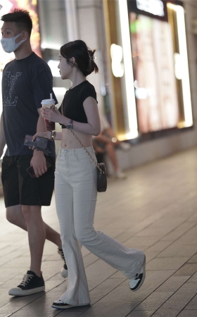 紧身白裤小女友