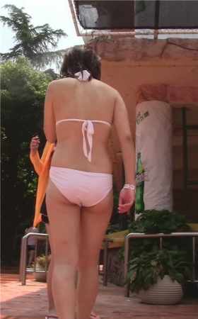 粉色比基尼泳装妹子