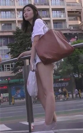 街拍超短碎边热裤运动鞋青春妹子 [576 MB]