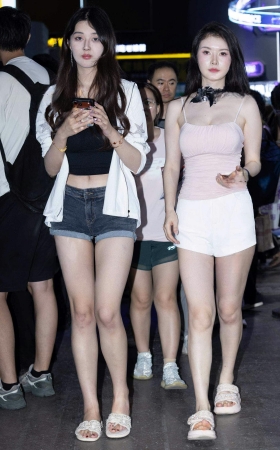L1705-103P 26CJ-恺英网络沈沈等几个长腿顶美模特后台下班花絮 10P