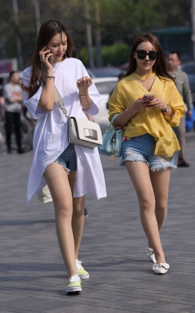 帆布鞋热裤丝袜小姐姐 [18P]