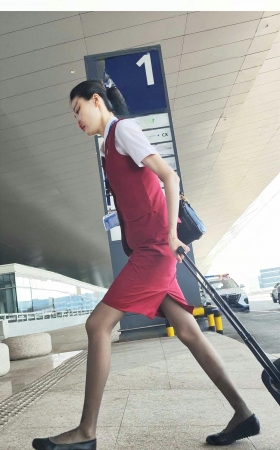 原创4K乘客视角中的山航空姐高挑大长腿深灰丝 2P