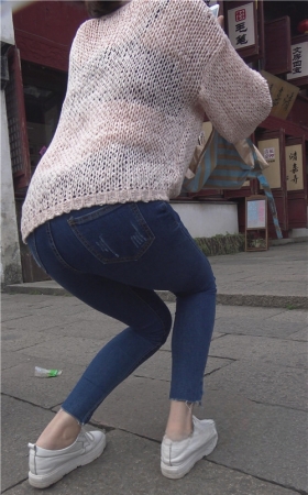 拍照的牛仔妹子