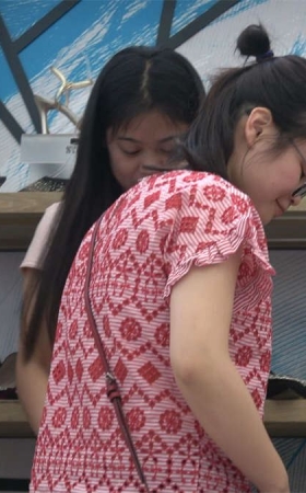素足美妞试鞋子