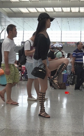 漂亮的黑色鸭舌帽美女