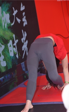 瑜伽一字马美女(35P)