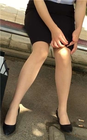 公交站偶遇肉丝袜美足妹子，偷偷的晾脚