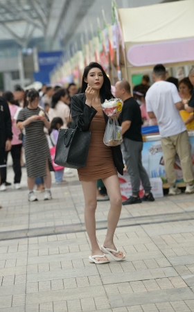 边走边吃的短裙美眉 [19P]