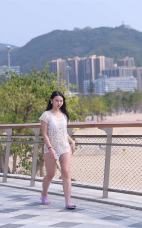 视觉冲击街拍作品 – 海边丰腴的白色比基尼美女
