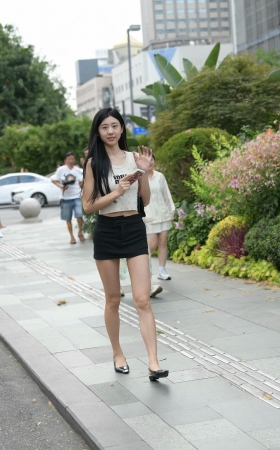 搭讪街拍甜妹苗条超短裙小姐姐 [19P]