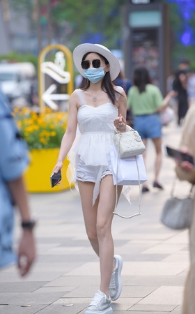 戴着帽子的墨镜小姐姐