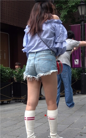 漂亮的牛仔热裤毛边小姐姐