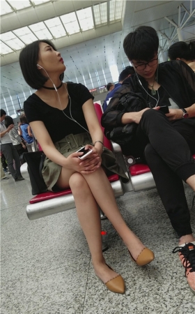 听歌的漂亮短发美女
