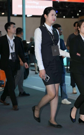 2564-47-43√白衬衫马甲黑丝平底鞋销售 8P