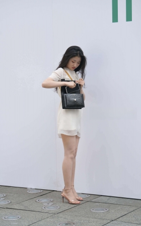 搭讪极品美腿凉高跟小姐姐 [23P]