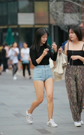 街拍抽烟的高腰热裤小妹 [15P]