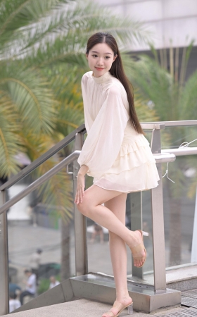 搭讪长得很乖的美腿小姐姐