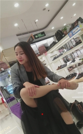 换鞋的黑裙小姐姐