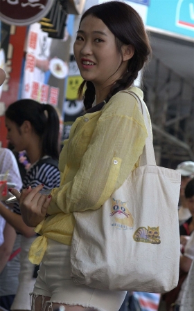 不是一般清纯可人的热裤妹子