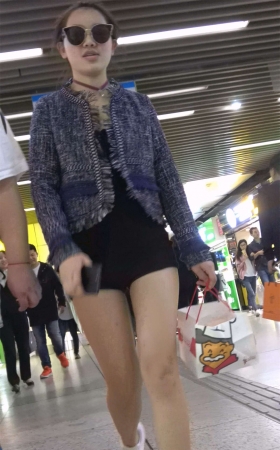 热裤美腿运动鞋美女