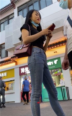 很开心的牛仔裤小姐姐