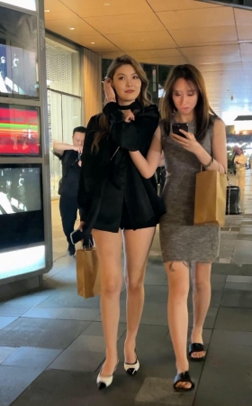逛街美腿姐妹 [3P]