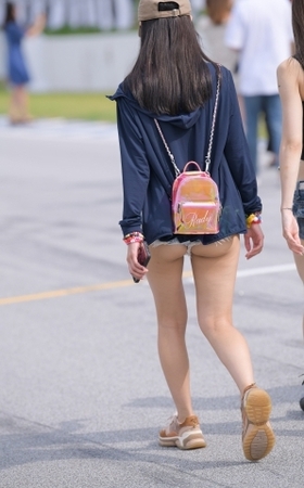 超短热裤鸭舌帽美女