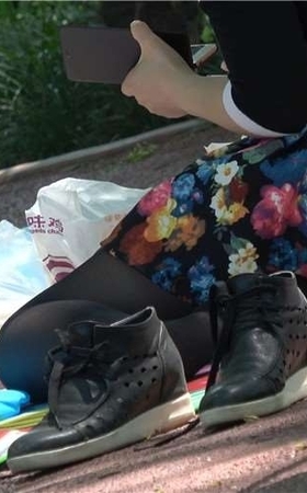 4k-公园草地上的极品黑丝风韵美少妇