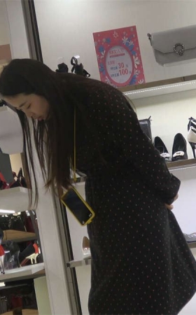 极品美女鞋店试鞋的漂亮白净美足