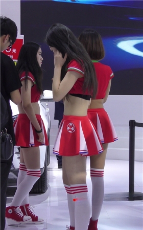 车展热舞的短裙美女
