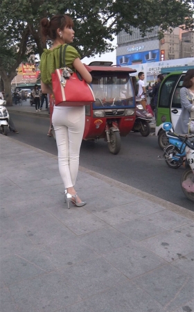 街边等车的极品紧身白裤高跟鞋性感美女