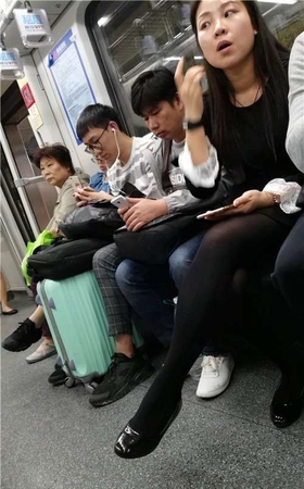 地铁上的黑丝MM