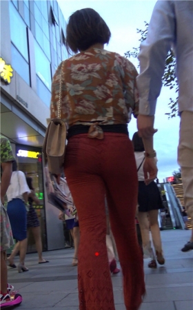 红裤短发美妇