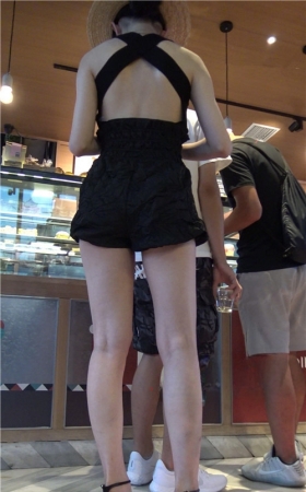 戴着草帽的高跟小姐姐