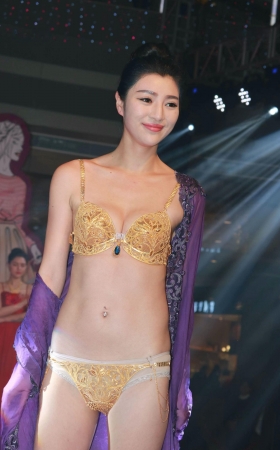 一米八-黄金内衣秀130P