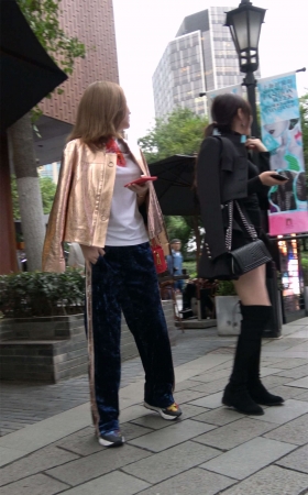 黑色长靴热裤小西装美腿美女