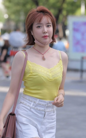 黄色蕾斯吊带.白色热裤美女 [15P]