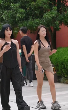 热裤美眉跟闺蜜 [8P]